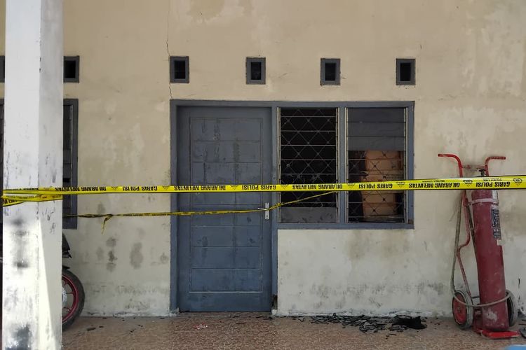 Kamar mess pabrik PT SB di Jember yang menjadi tempat penemuan mayat Febri Arisandi telah dipasang garis polisi, Jum'at (22/8/2025).