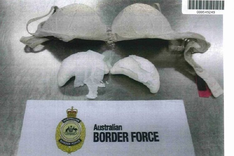 Barang bukti bra dan celana dalam yang dikenakan pramugari Malindo Air asal Malaysia, ketika dia menyelundupkan narkoba bernilai jutaan dollar ke Australia.