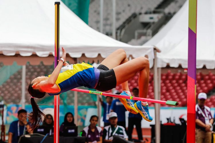 Atlet Malaysia, Yap Sean Yee melakukan lompatan pada Final Lompat Tinggi Galah Putri 18th Asian Games Invitation Tournament di Stadion Utama Gelora Bung Karno, Senayan, Jakarta, Selasaa (13/2/2018). Wang Yang berhasil meraih medali emas.