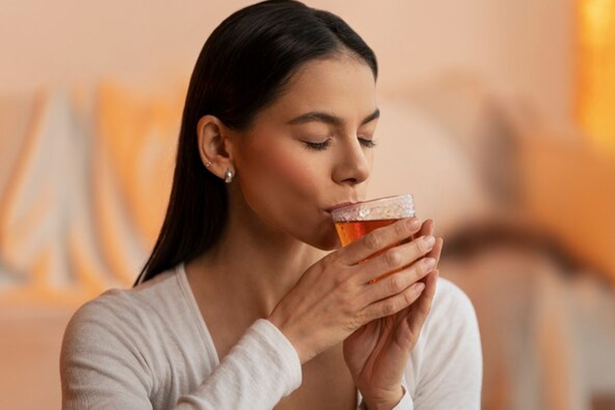 Ilustrasi minum teh herbal. Kumpulan resep rebusan alami untuk atasi kenaikan kolesterol setelah menyantap daging kurban.