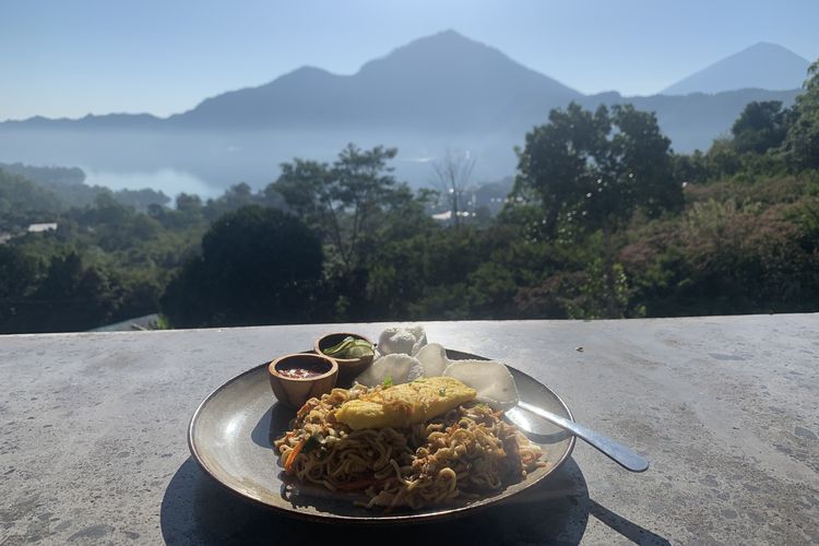 Pemandangan sarapan di Desa Oculus Bali. View menghadap ke Gunung Batur.