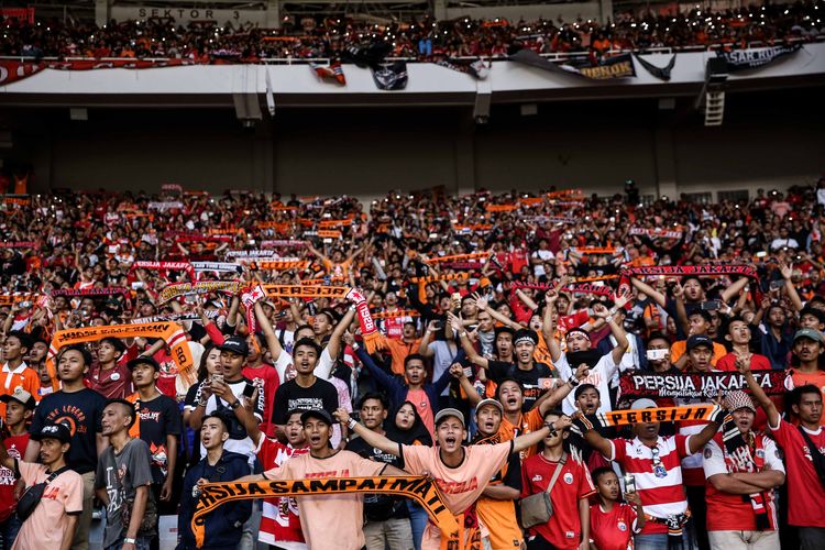 Suporter Persija Jakarta memberikan dukungan pada laga pekan kedelapan Liga 1 2019 di Stadion Utama Gelora Bung Karno, Jakarta, Rabu (10/7/2019). Persija Jakarta bermain imbang dengan skor 1-1 melawan Persib Bandung.