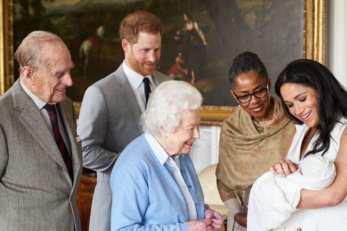 Sebuah foto yang dirilis Duke dan Duchess of Sussex pada 8 Mei 2019 memperlihatkan Pangeran Philip (kiri), Ratu Elizabeth, Pangeran Harry, Meghan Markle dan ibunya Doria Ragland memandangi bayi Meghan yang diberi nama Archie Harrison Mountbatten-Windsor.