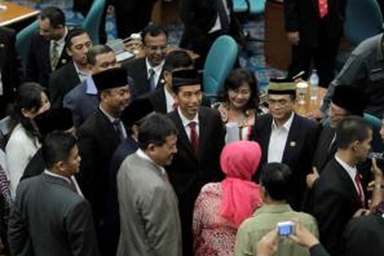 Presiden terpilih sekaligus Gubernur DKI Jakarta, Joko Widodo usai menghadiri rapat paripurna dengan agenda pandangan fraksi-fraksi di DPRD DKI Jakarta terhadap pengunduran diri Joko Widodo, di Gedung DPRD DKI Jakarta, Senin (6/10/2014).