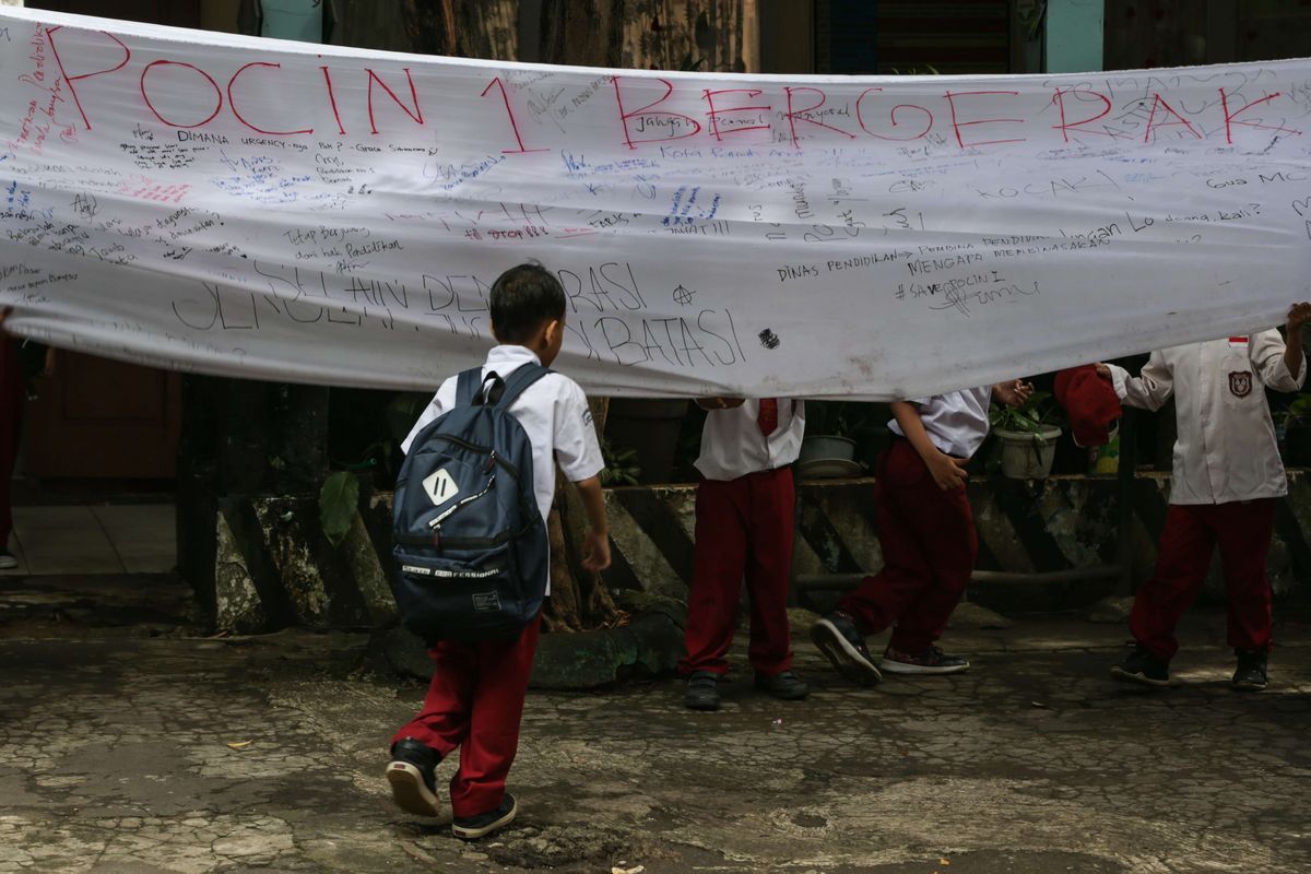 Spanduk solidaritas untuk siswa SDN Pondok Cina 1, Depok terpampang di halaman sekolah, Selasa (13/12/2022). Sudah sebulan siswa SDN Pondok Cina 1 belajar tanpa guru hanya didampingi para orangtua siswa dan relawan akibat polemik penggusuran sekolah yang akan dialihfungsikan menjadi masjid raya.