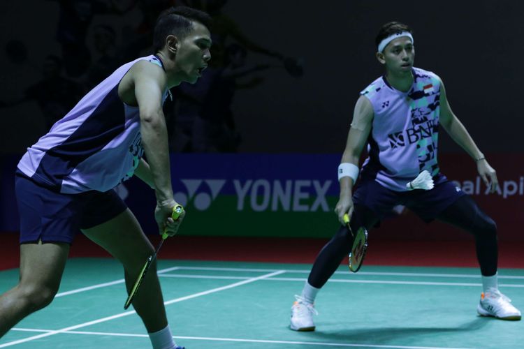 Ganda putra Indonesia, Fajar Alfian/Muhammad Rian Ardianto bertanding melawan ganda putra China, Ren Xiangyu/Tan Qiang di babak 16 besar Indonesia Open 2023 di Istora Senayan Jakarta, Kamis (15/6/2023). Fajar Alfian/Muhammad Rian melaju ke perempat final setelah menang dengan skor 21-14 dan 21-17.