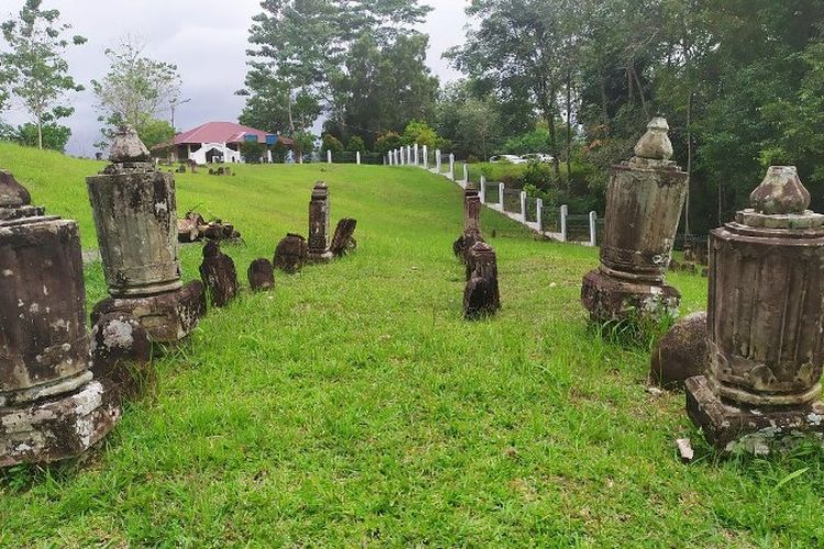 Kompleks Makam Mahligai, kompleks makam tua di Barus. Salah satu nisan berangka tahun 48 Hijriyah atau 661 Masehi.