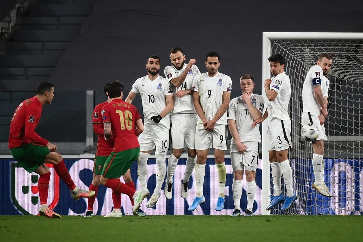 Penyerang Portugal Cristiano Ronaldo (kiri) melakukan tendangan bebas dalam pertandingan Kualifikasi Piala Dunia 2022 Qatar antara Portugal vs Azerbaijan pada 24 Maret 2021 di Stadion Juventus.