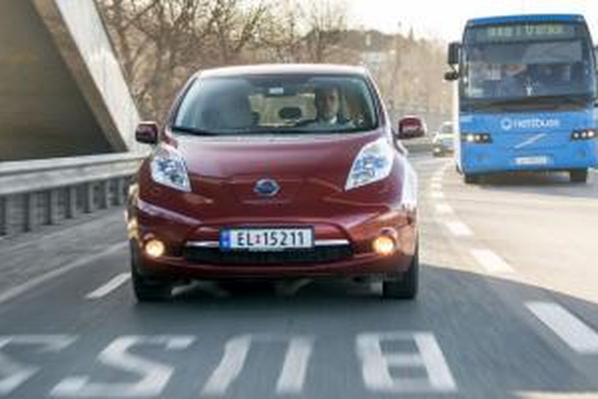 Mobil listrik diperbolehkan lewat jalur khusus bus di Oslo, Norwegia.