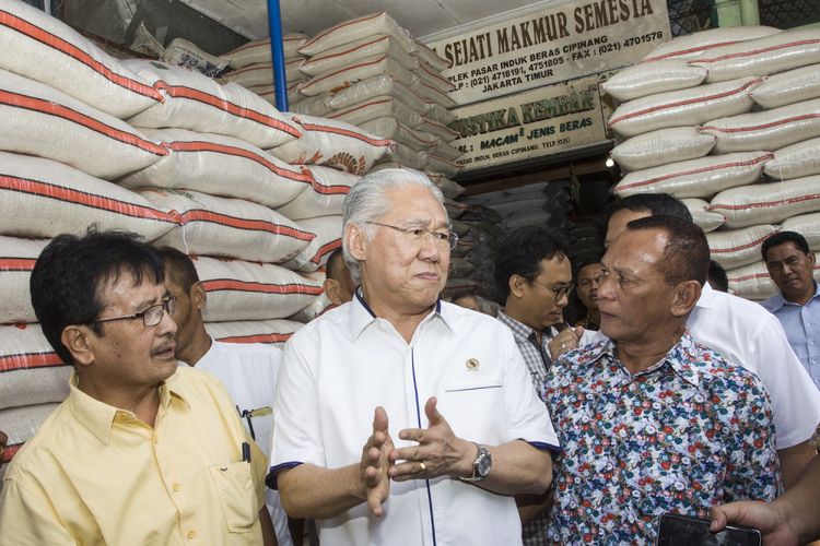 Menteri Perdagangan Enggartiasto Lukita (tengah) berbincang dengan pengusaha beras saat mengunjungi Pasar Induk Cipinang, di Jakarta, Jumat (28/7/2017). Pertemuan tertutup tersebut membicarakan Peraturan Menteri Perdagangan nomor 47/M-DAG/PER/7/2017 tentang penetapan harga acuan. 