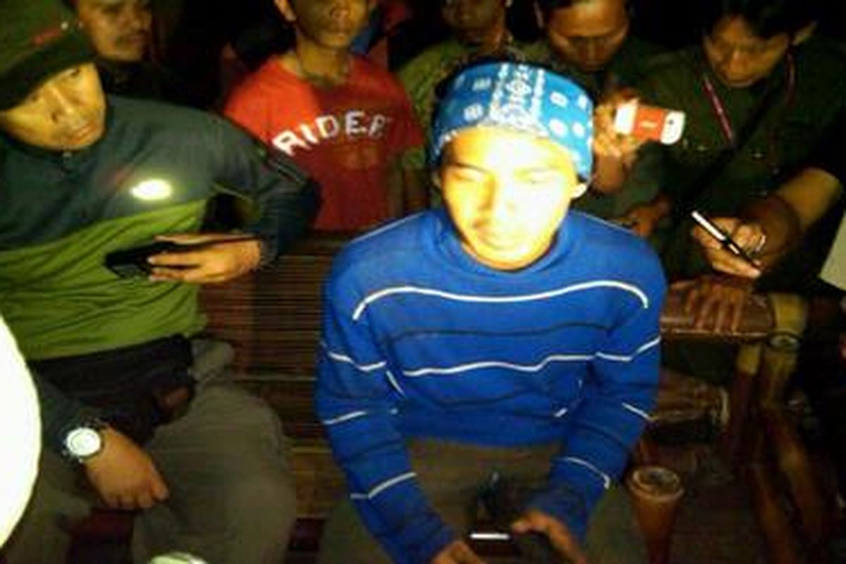 Adib (berkaos biru), saat memberi keterangan di Pos Curug Nangka. Ia adalah ketua tim enam mahasiswa UIN Sunan Kalija Yogyakarta yang mendaki Puncak II Gunung Salak, yang mendapat kesulitan dalam pendakian. 