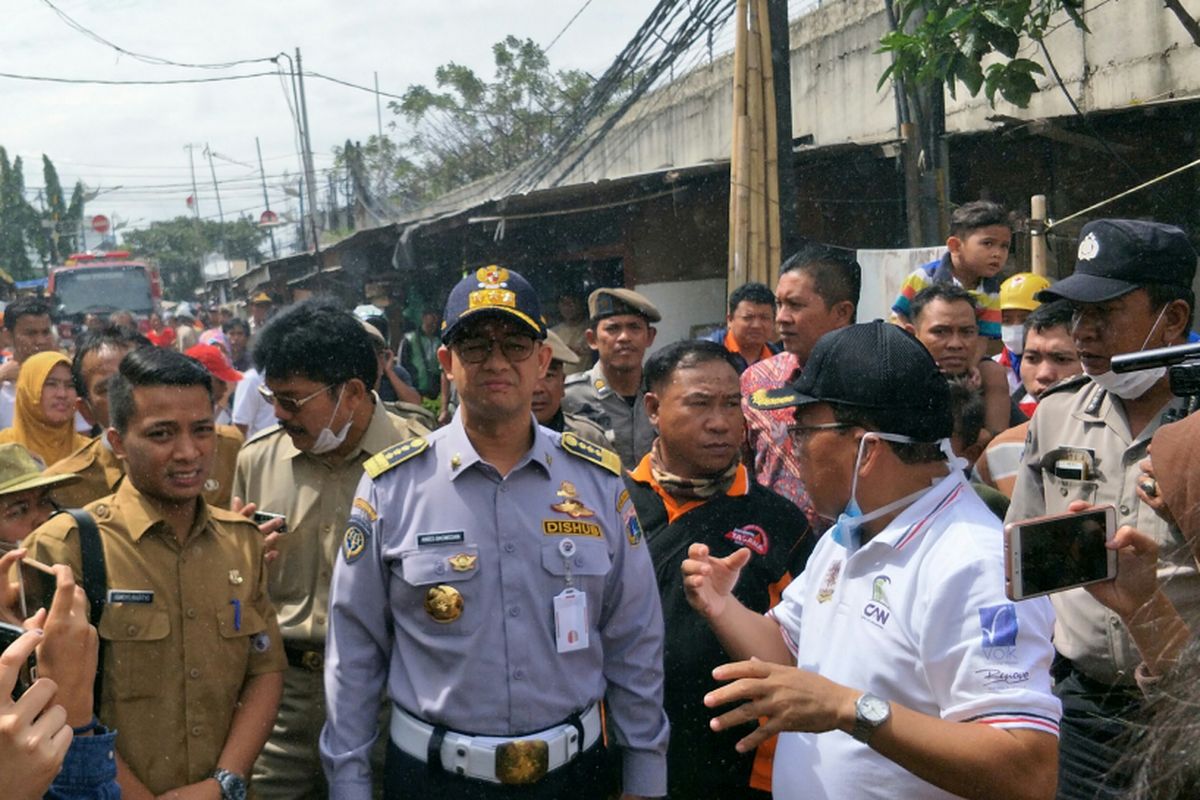 Gubernur DKI Jakarta Anies Baswedan meninjau langsung kebakaran yang terjadi di Museum Bahari, Jakarta Utara, Selasa (16/1/2018).