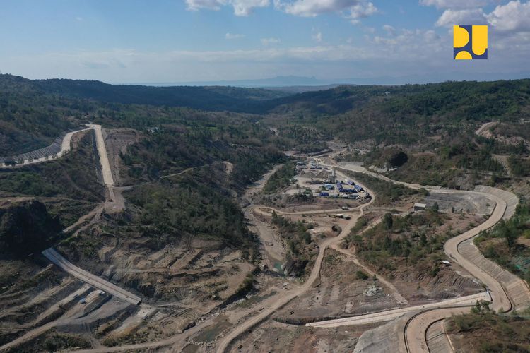 Bendungan Manikin memiliki volume tampung normal sebesar 20,45 juta meter kubik, dengan potensi pengairan daerah irigasi 570,86 hektare. Selain itu, Bendungan Manikin juga akan memasok air baku sebesar 700 liter/detik bagi wilayah Kota dan Kabupaten Kupang, termasuk mendukung pemenuhan energi listrik untuk mendukung swasembada energi sebesar 29,925 MW terdiri dari Potensi PLTS 29,8 MW dan PLTMH 0,125 MW