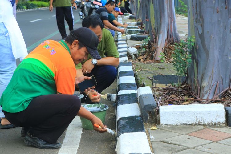 Penjabat (Pj) Wali Kota (Walkot) Tangerang Nurdin dalam kegiatan pengecatan kanstin, Jum?at (23/2/2024). 
