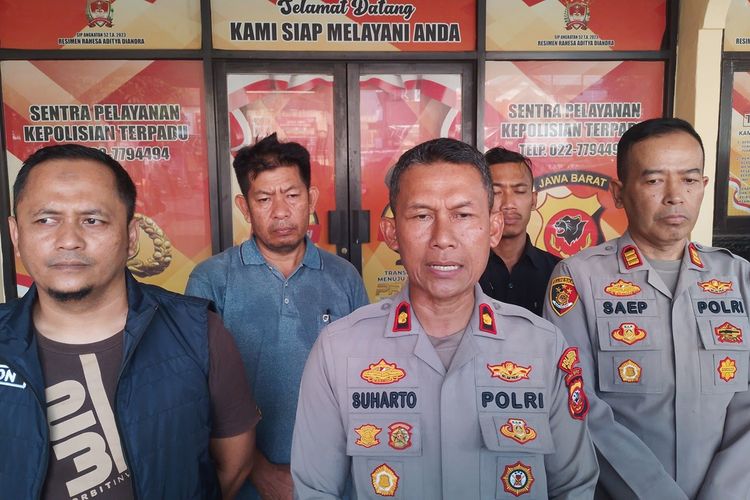 Kapolsek Cileunyi Kompol Suharto saat melakukan gelar perkara di Mapolsek Cileunyi, terkait kasus pembunuhan pada Selasa (30/4/2024)