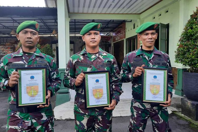 Tiga prajurit anggota Komando Distrik Militer (Kodim) 0705/Magelang, Jawa Tengah, menerima penghargaan atas jasanya telah menyelamatkan seorang bocah yang tercebur sumur di kompleks Taman Wisata Candi Borobudur pada Minggu (1/1/2023) lalu. Penghargaan diberikan langsung oleh Kepala Staf Kodim (Kasdim) Mayor Inf Sudarno disela-sela upacara bendera di halaman markas Kodim 0705/Magelang, Jawa Tengah, Senin (9/1/2023).