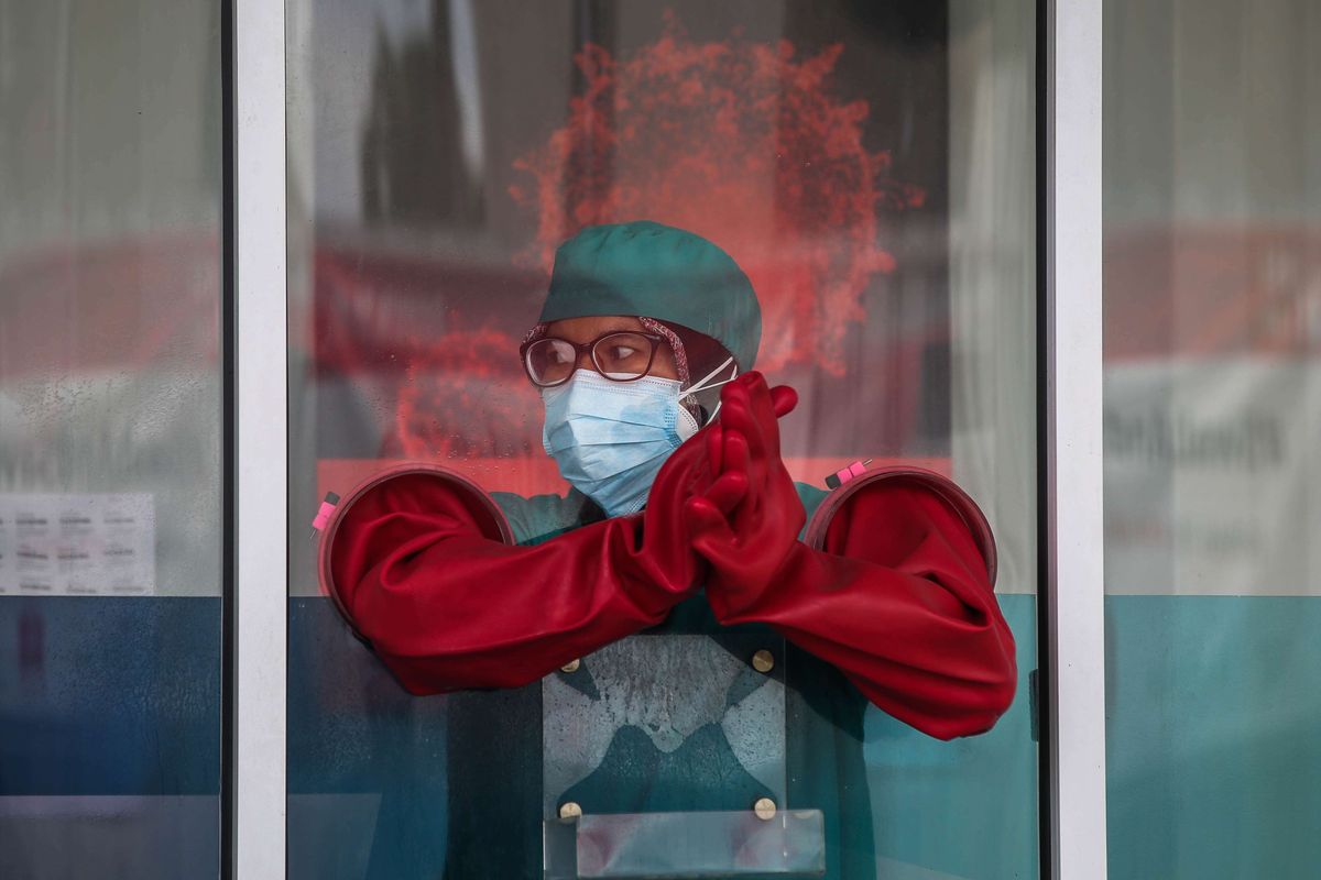 Petugas pelayanan tes usap atau swab test di GSI Lab (Genomik Solidaritas Indonesia Laboratorium), Cilandak, Jakarta Selatan, Senin (2/11/2020). Sebagai bentuk gotong-royong dan solidaritas untuk mempercepat penanganan COVID-19 di Indonesia, Tanoto Foundation dan Temasek Foundation International melakukan donasi bersama dengan memberikan bantuan kepada Genomik Solidaritas Indonesia (GSI Lab) berupa instrumen PCR, reagent kit dan bahan habis pakai untuk pemeriksaan PCR.