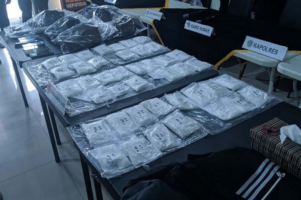Barang bukti 4 kilogram Sabu yang diselipkan di dalam sepatu oleh enam tersangka kurir narkoba asal Aceh di Polres Bandara Soekarno-Hatta, Senin (17/2/2020)