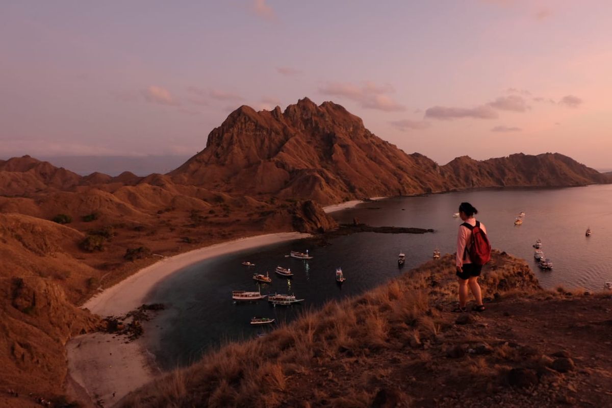 Pemandangan matahari terbit di Pulau Padar, Nusa Tenggara Timur