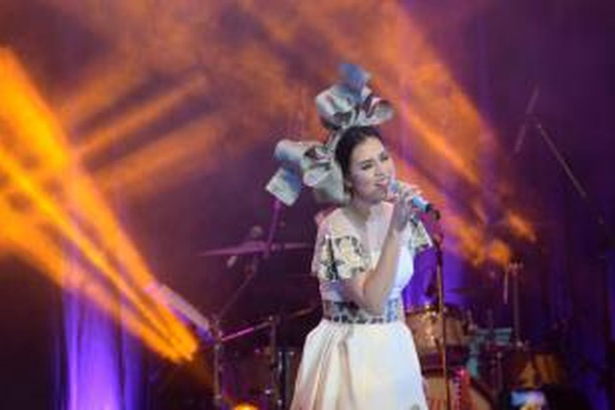 Penyanyi Raisa melantunkan lagu-lagu hitsnya dalam konser tunggal bertajuk 'Raisa Pemeran Utama, Live in Concert' di DBL Arena, Surabaya, Minggu (15/11/2015).