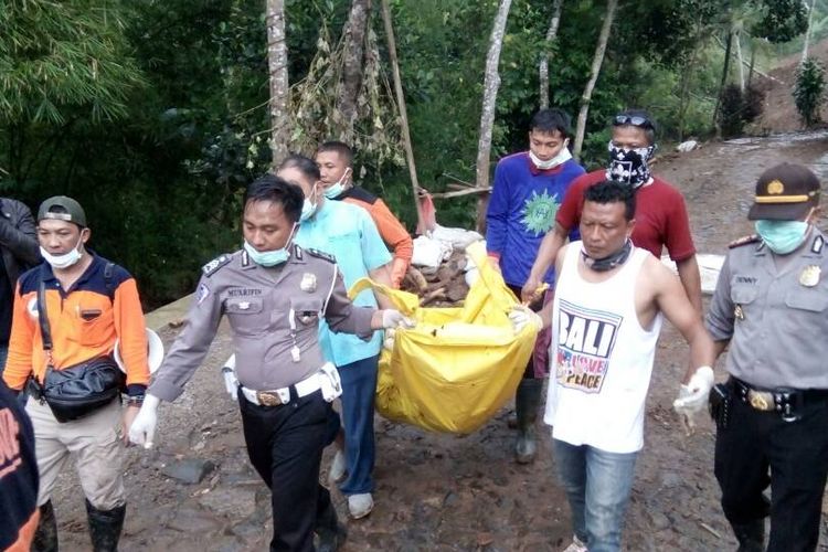 EVAKUASI MAYAT --Tim gabungan mengevakuasi mayat kelima korban hilang tanah longsor di Desa Banaran, Kecamatan Pulung, Kabupaten Ponorogo, Jawa Timur, Senin ( 24/4/2017) sore.