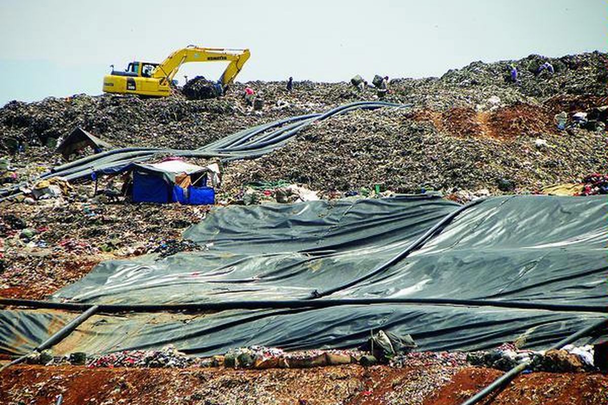 Sebagian timbunan sampah yang menggunung tertutup oleh terpal hitam di Tempat Pembuangan Sampah Akhir Bantar Gebang, Bekasi, Jawa Barat. Sampah perkotaan itu kemudian diolah untuk dijadikan bahan bakar bagi mesin pembangkit listrik di lokasi itu.