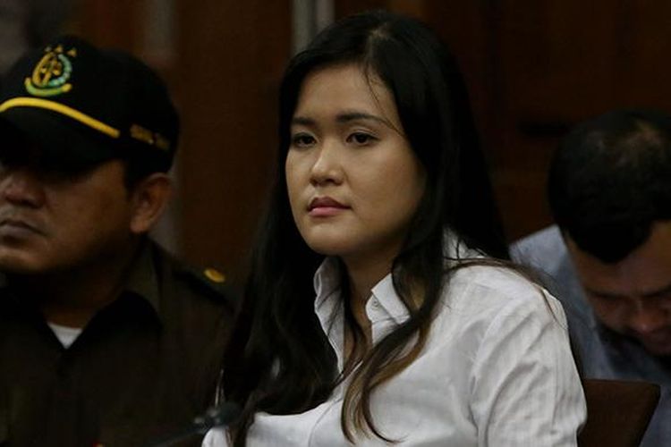 Terdakwa Jessica Kumala Wongso saat mengikuti sidang saksi kasus pembunuhan Wayan Mirna Salihin di Pengadilan Negeri Jakarta Pusat, Rabu (3/8/2016). Jessica merupakan terdakwa kasus pembunuhan Mirna dengan dugaan menaruh zat sianida ke dalam kopi yang diminum Mirna di Cafe Olivier, Grand Indonesia, Januari lalu.