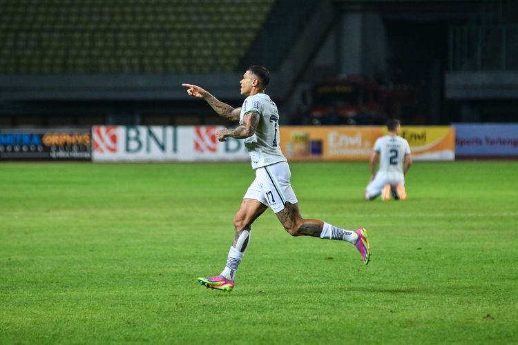 Selebrasi Ciro Alves ketika berhasil mencetak gol kemenangan Persib secara dramatis dalam pertandingan pekan ke-13 Liga 1 2023-2024 antara Bhayangkara FC vs Persib di Stadion Patriot Candrabhaga, Bekasi. 