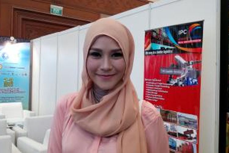 Artis peran Zaskia Adya Mecca diabadikan dalam pameran Indonesia Halal Business & Food Expo, di Jakarta Convention Center (JCC), Senayan, Jakarta Pusat, Sabtu (5/12/2015).