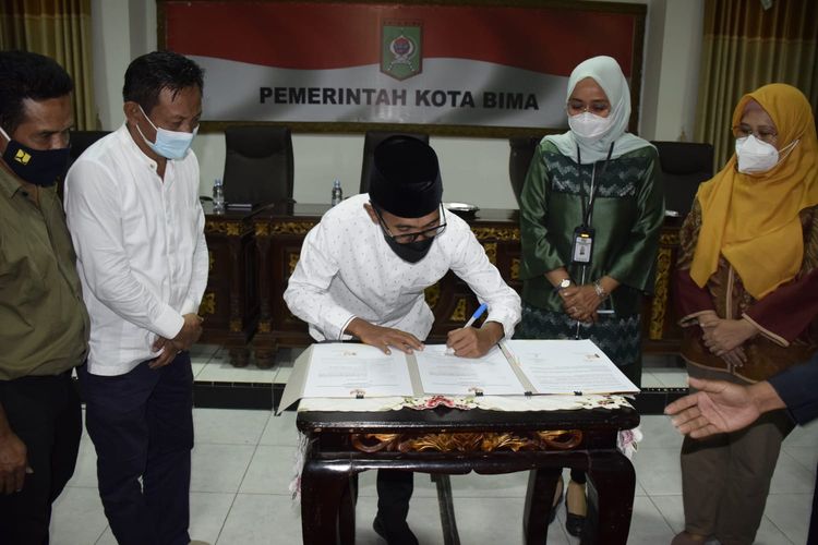 Penandatanganan surat pernyataan penerimaan BMN SPAM Kelurahan Nungga dan Kelurahan Lelamase, Kota Bima, Nusa Tenggara Barat