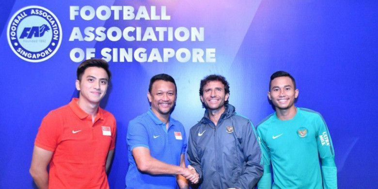 Pelatih Timnas U-23 Singapura, Fandi Ahmad (kedua dari kiri) didampingi kapten Illyas Lee (paling kiri) bersama pelatih Timnas U-23 Indonesia, Luis Milla (kedua dari kanan), yang didampingi Ricky Fajrin (paling kanan) dalam konferensi pers menjelang laga persahabatan kedua tim, Selasa (20/3/2018)