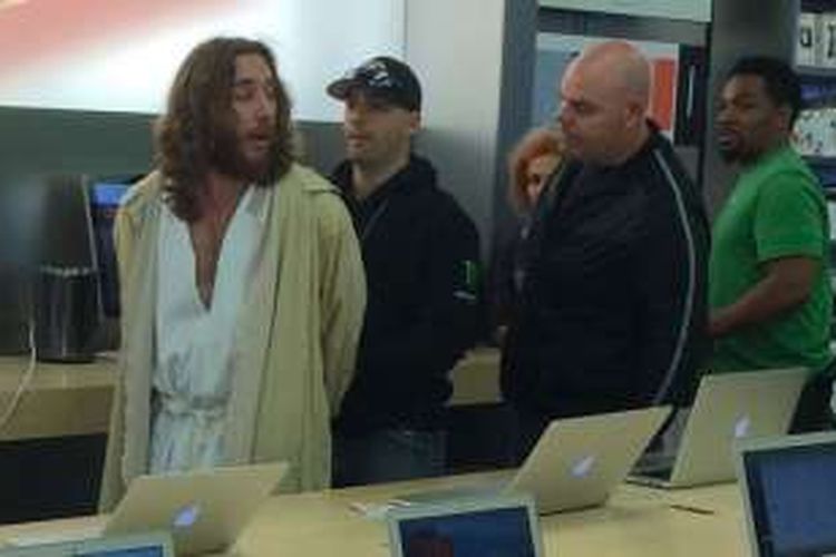 Polisi Philadelphia menangkap Michael Grant alias 'Philly Jesus' setelah dianggap membuat onar di sebuah toko Apple.