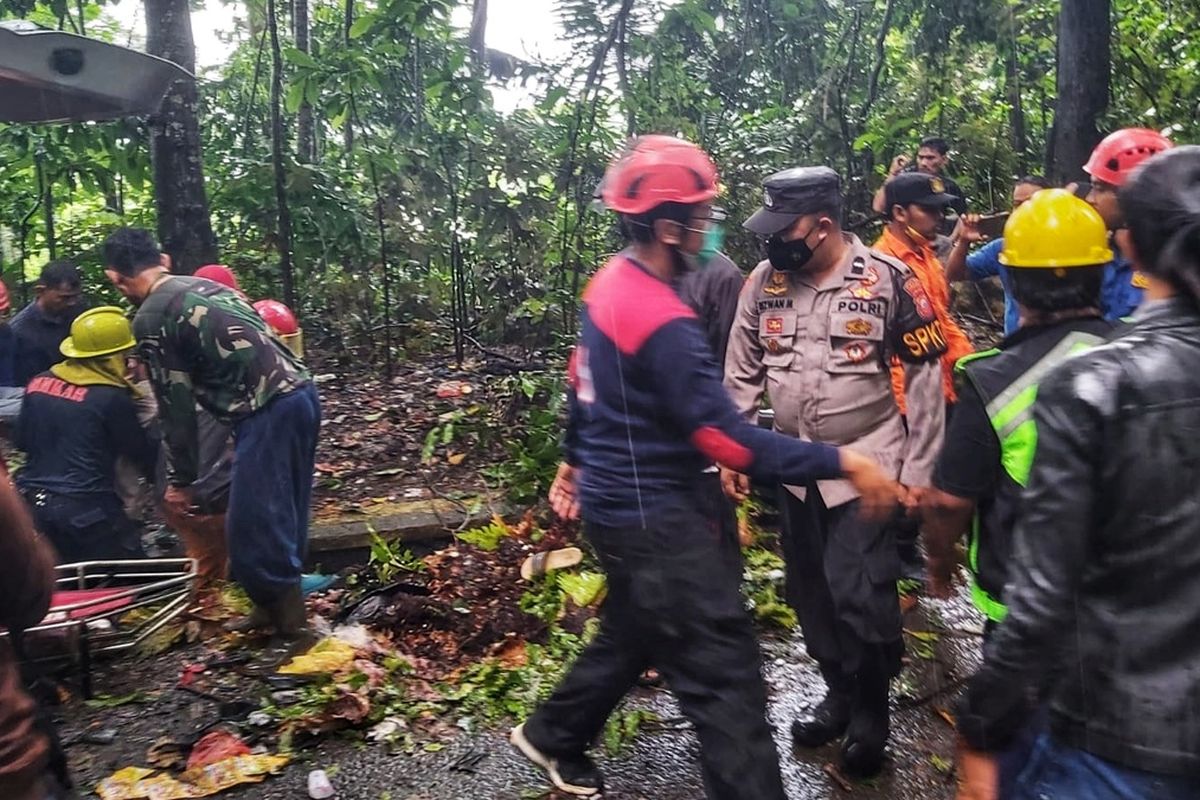 Proses evakuasi pengendara sepeda motor yang tertimpa pohon tumbang di Jalan Palabuhanratu-Cisolok, Sukawayana, Cikakak, Sukabumi, Jawa Barat, Minggu (27/2/2022).