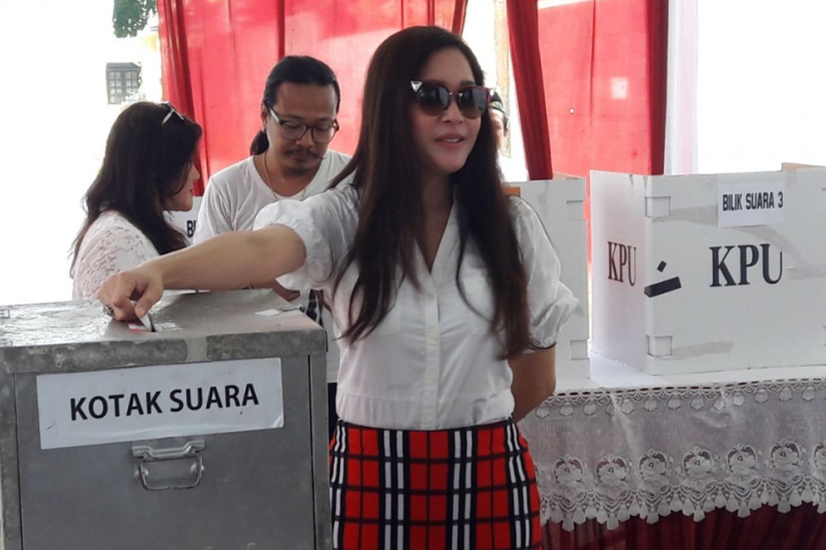 Maia Estianty di TPS 12, Kelurahan Jatipadang, Pasar Minggu, Jakarta Selatan, Rabu (19/4/2017).