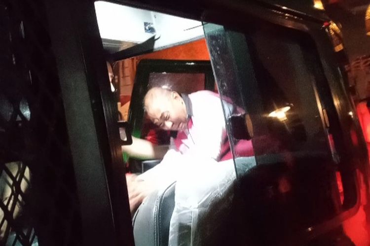 Tersangka Yohanes Baptista Laba atau YBL menangis histeris saat menaiki mobil tahanan di depan pintu masuk Kantor Kejaksaan Negeri Sikka, Rabu (18/10/2023) malam.