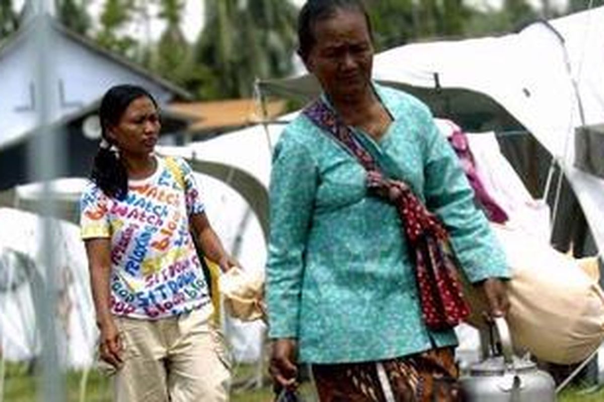 Warga mengungsi di shelter box pengungsian banjir lahar dingin di Lapangan Jumoyo, Kecamatan Salam, Kabupaten Magelang, Jawa Tengah, Rabu (5/1/2011). Pascabanjir lahar dingin yang melanda Desa Jumoyo shelter box di lapangan tersebut dipenuhi oleh 985 pengungsi. Sebagian besar dari mereka tidak sempat menyelamatkan harta benda. 