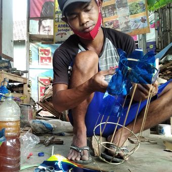 Katon tengah menbuat rangka lampion gantung berbahan bambu, Minggu (7/2/2021). Kini permintaan lampion ke Kanto merosot tajam gegara pandemi Covid-19