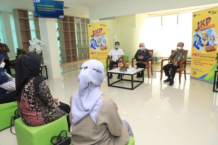 Menteri Ketenagakerjaan Ida Fauziyah didampingin Direktur Utama BPJS Ketenagakerjaan Anggoro Eko Cahyo dan Sekjen Kemenaker Anwar Sanusi dalam dialog interaktif terhadap penerima manfaat Jaminan Kehilangan Pekerjaan (JKP), di Jakarta, Kamis (10/3/2022).