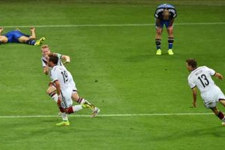 Para pemain Jerman saat merayakan gol Mario Goetze ke gawang Argentina pada pertandingan final Piala Dunia 2014 di Stadion Maracana, Minggu (13/7/2014). Jerman menang 1-0 dan memastikan diri sebagai juara dunia 2014. 