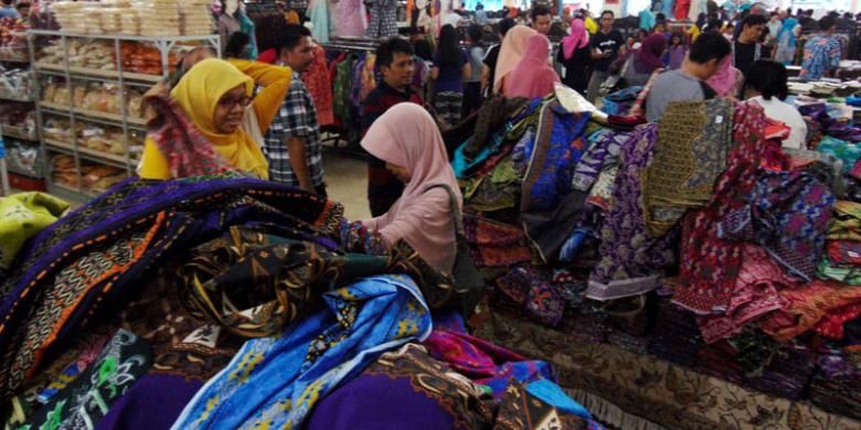 Pengunjung memilih batik di Pusat Grosir Batik Trusmi di Kabupaten Cirebon, Jawa Barat, Minggu (27/12/2015). Transaksi di salah satu sentra batik di Cirebon tersebut meningkat hingga tiga kali lipat saat libur Natal 2015 dan Tahun Baru 2016. Transaksi pembelian yang biasanya hanya sekitar 2.000, pada 25-26 Desember 2015 melonjak hingga sekitar 6.500 transaksi. 