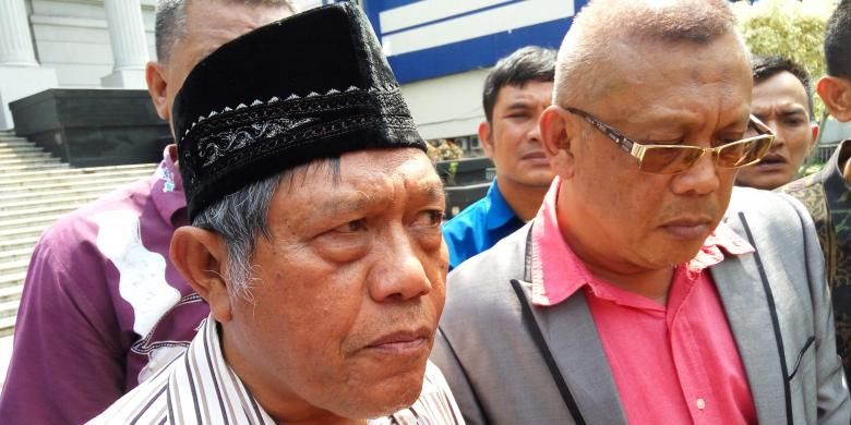 Kiri ke kanan: Tim kuasa hukum Muchtar Pakpahan dan Eggi Sudjana mewakili Dewan Pimpinan Pusat Serikat Buruh Sejahtera Indonesia (DPP SBSI), Konfederasi Serikat Pekerja Indonesia (KSPI), dan Dewan Pimpinan Pusat Partai Buruh (DPP PB) sambangi MK guna melengkapi berkas gugatan uji materi UU tax amnesty, Selasa (26/7/2016).