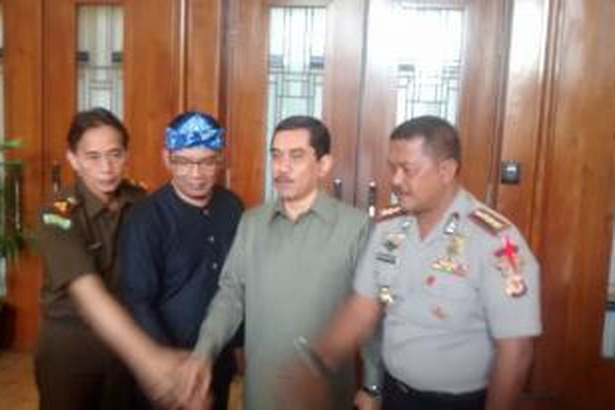 
Wali Kota Bandung, Ridwan Kamil, bersama Kabareskrim Mabes Polri, Komjen Suhardi Alius, Kepala Polrestabea Bandung, Kombes Mashudi serta Kepala Kejaksaan Negeri Bandung, Tjahyo Aditomo mengadakan rapat khusus membahas aset pemerintah di Balai Kota Bandung, Rabu (13/ 8/2014).
