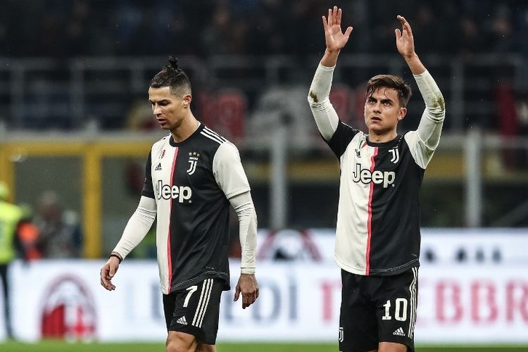 Penyerang Argentina asal Argentina Paulo Dybala (kanan) mengakui publik ketika penyerang Portugis asal Portugal Cristiano Ronaldo melewati pada akhir pertandingan sepak bola leg pertama semifinal Piala Italia (Coppa Italia) AC Milan vs Juventus Turin pada 13 Februari 2020 di stadion San Siro di Milan.