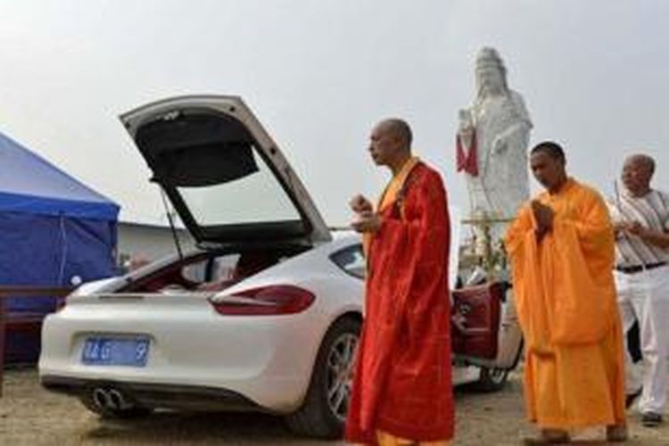 Sejumlah biksu Buddha di China dikritik karena memberkati mobil mewah milik seorang pengusaha demi imbalan sejumlah uang.