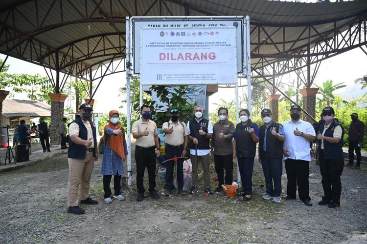 Penyitaan aset milik obligor penerima dana BLBI tahun 1997-1998, Agus Anwar, yang berlokasi di Desa Bojong Koneng, Kecamatan Babakan Madang (dahulu Citeureup), Kabupaten Bogor oleh Satgas BLBI, Kamis (31/3/2022).  