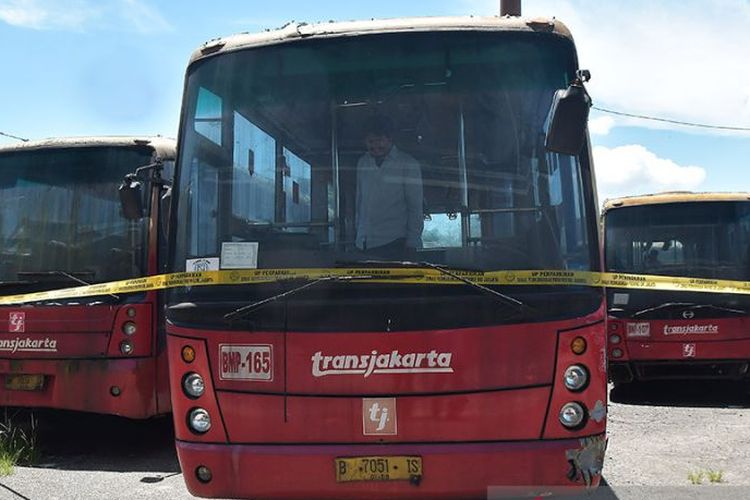 Bus Transjakarta terparkir di area Terminal Terpadu Pulo Gebang, Jakarta Timur, Rabu (12/4/2023). Dalam rangka menghapus Barang Milik Daerah (BMD), Pemerintah Provinsi DKI Jakarta akan melelang 417 bus Transjakarta yang terbengkalai.