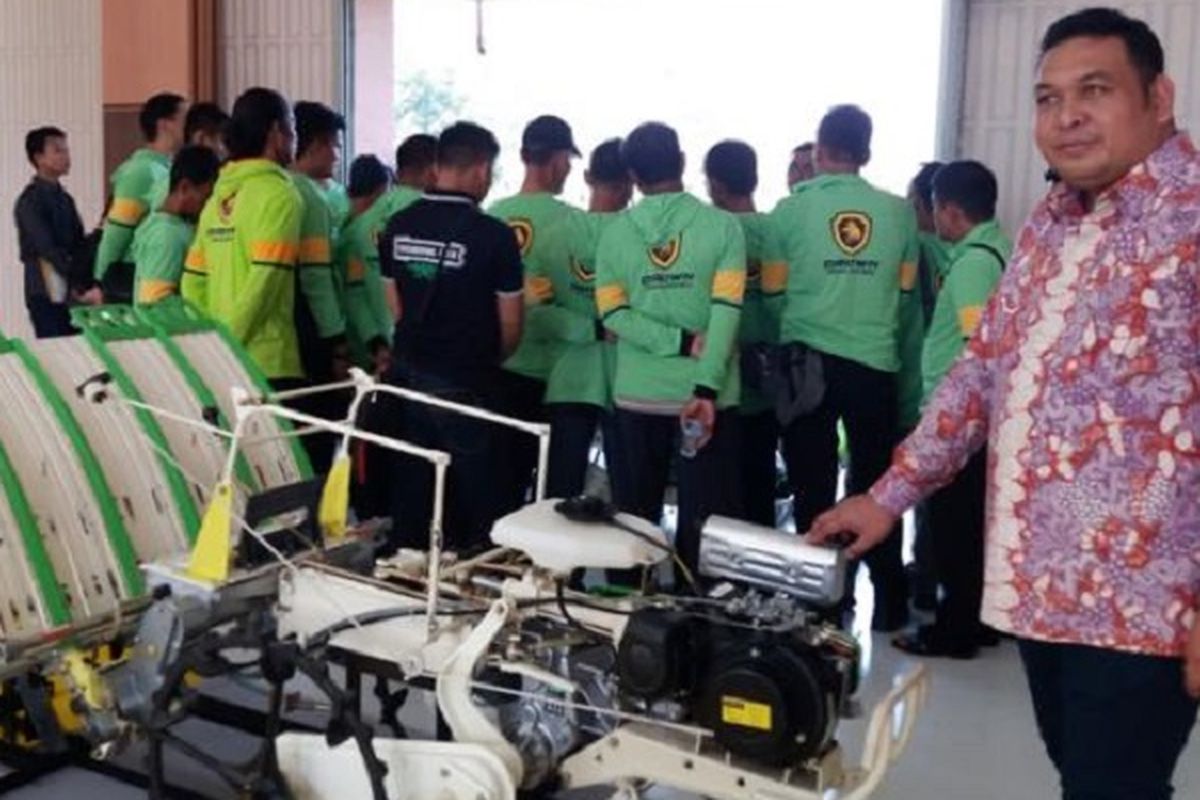 Kemampuan mesin transplanter setara 15 hingga 27 hari orang kerja