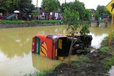 Hindari Lubang di Pantura, Bus Terjun ke Sungai