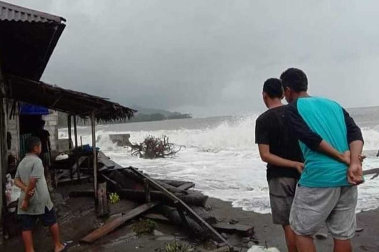 Gelombang tinggi merusak 23 rumah warga di Desa Waesili, Kecamatan Waesama, Kabupaten Buru Selatan, Maluku, Selasa (7/9/2021)