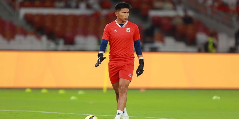 Penjaga gawang timnas Indonesia Cahya Supriadi beraksi saat menjalani sesi pemanasan menjelang pertandingan melawan Saint Kitts and Nevis pada laga FIFA Series 2026 di Stadion Gelora Bung Karno, Jakarta, Jumat (27/3/2026).
